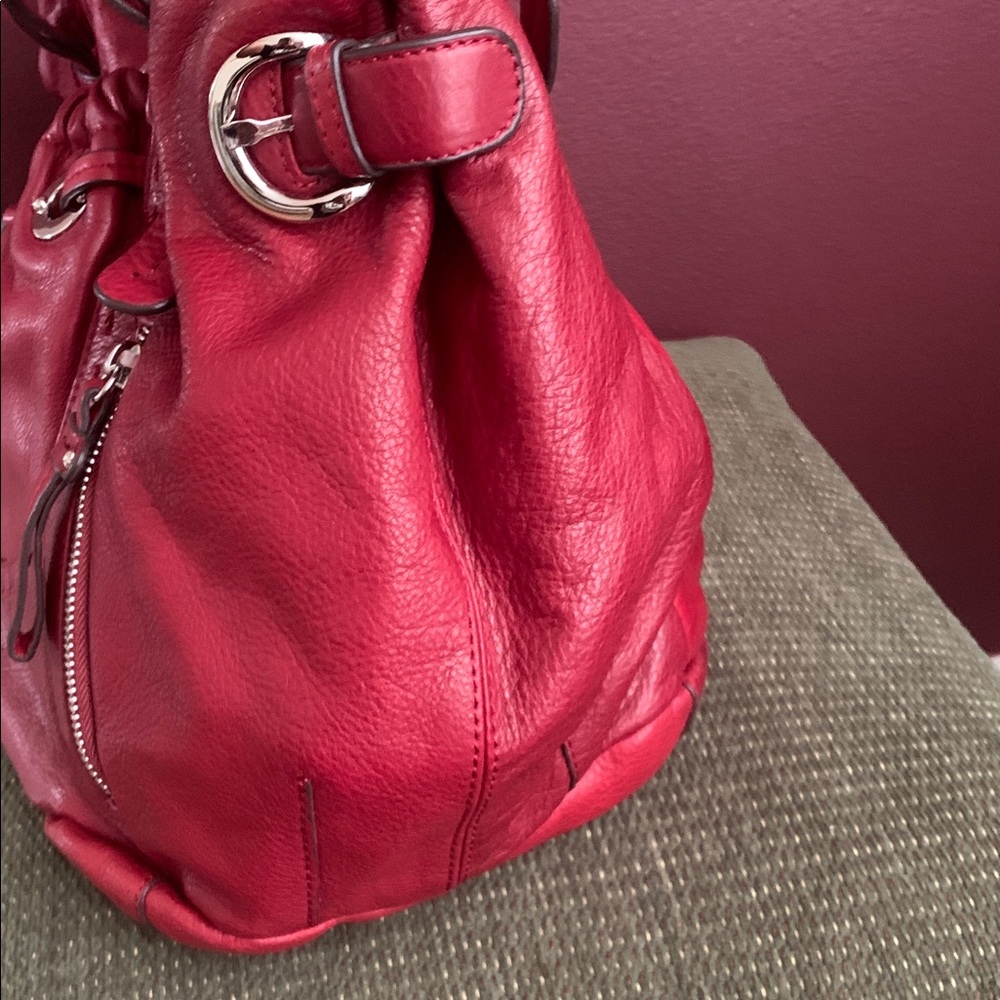 B Makowsky Elegant Burgundy Leather Handbag with Dustbag - Picture 9 of 16